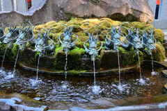 龍神水がそそぐ成就水盤