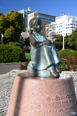 赤い靴はいていた女の子像