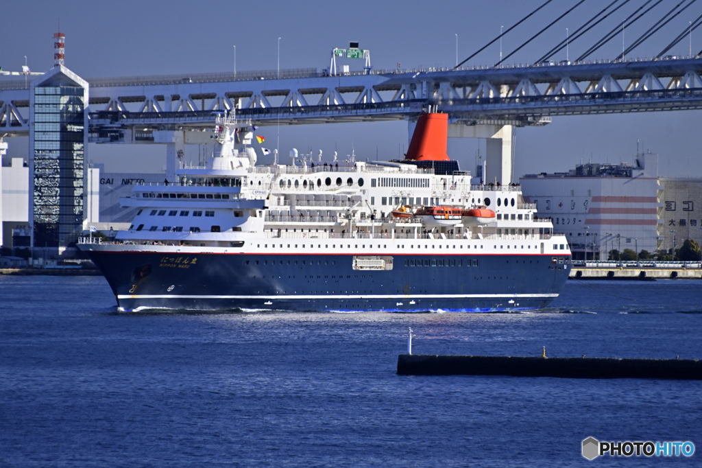 にっぽん丸横浜港へ入港-1
