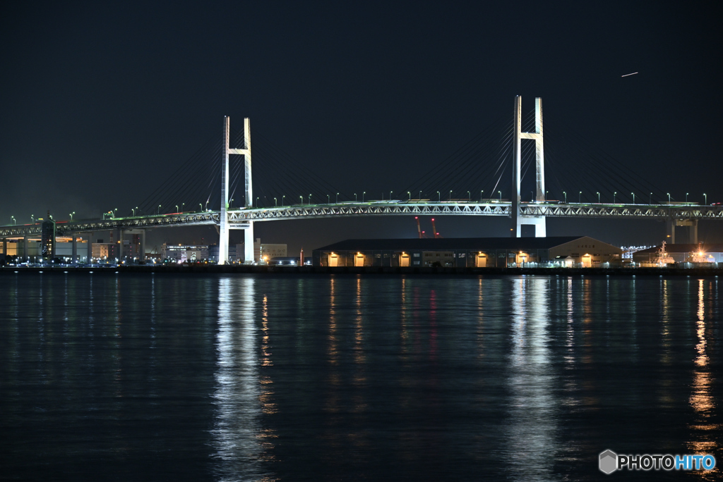 夜の横浜ベイブリッジ