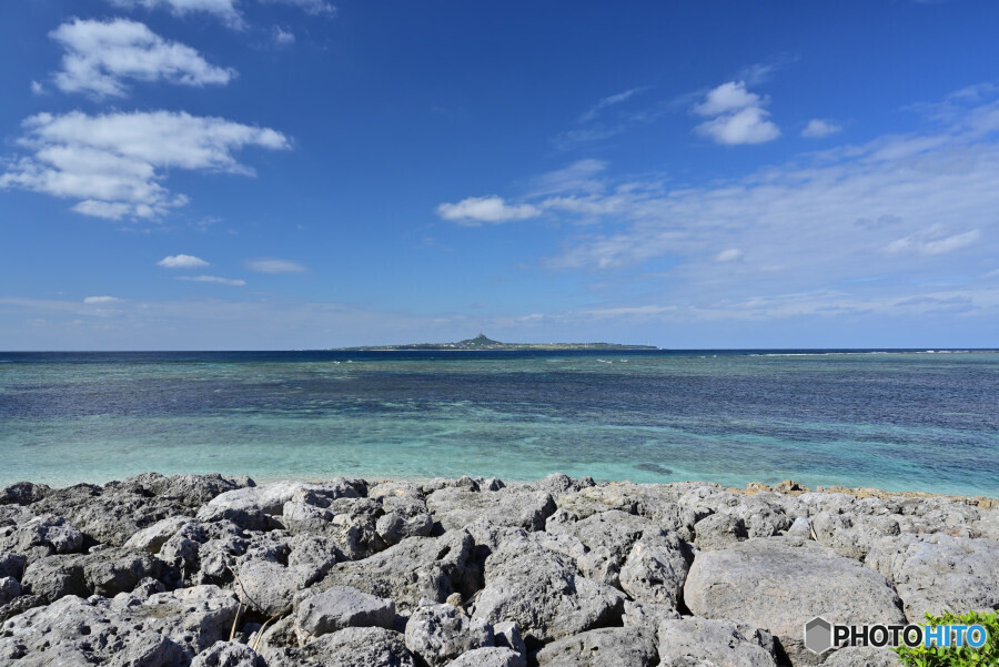 遠く伊江島を臨む