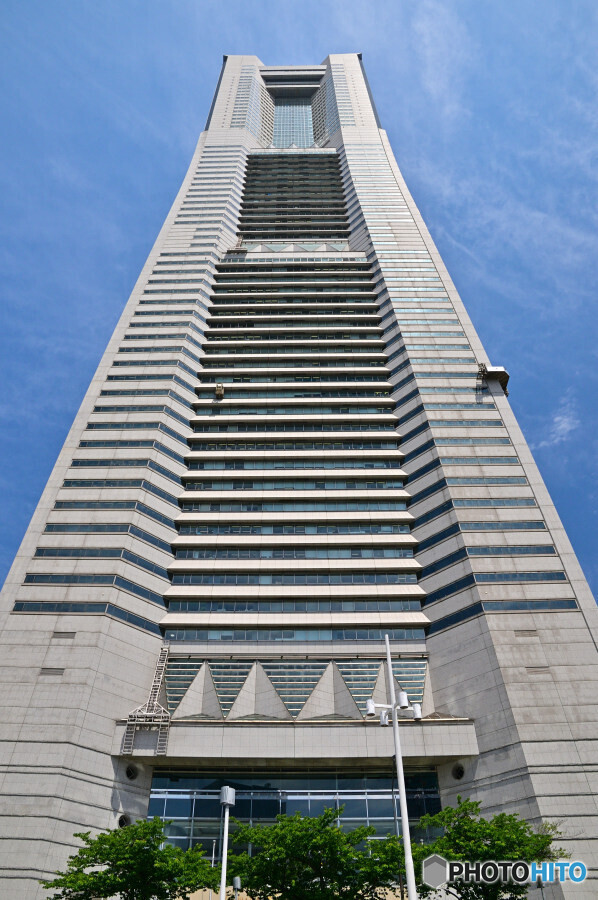 ランドマークタワーを仰ぎ見て