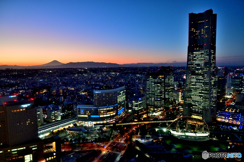 富士とみなとみらいの黄昏 夜景