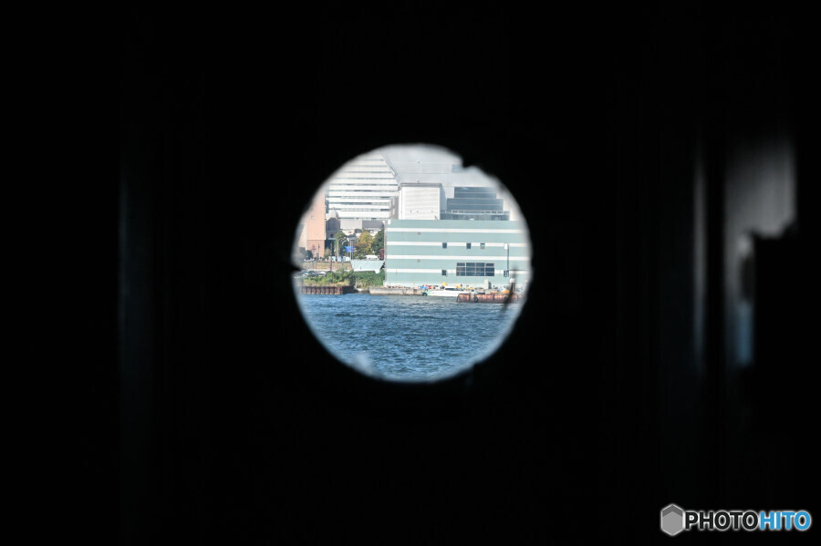 氷川丸の客室窓から