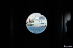 氷川丸の客室窓から