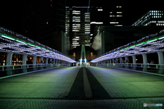 夜のクイーンモール橋にて