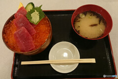 いくらまぐろ丼