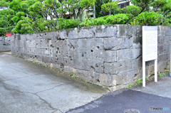 弾痕がある石壁