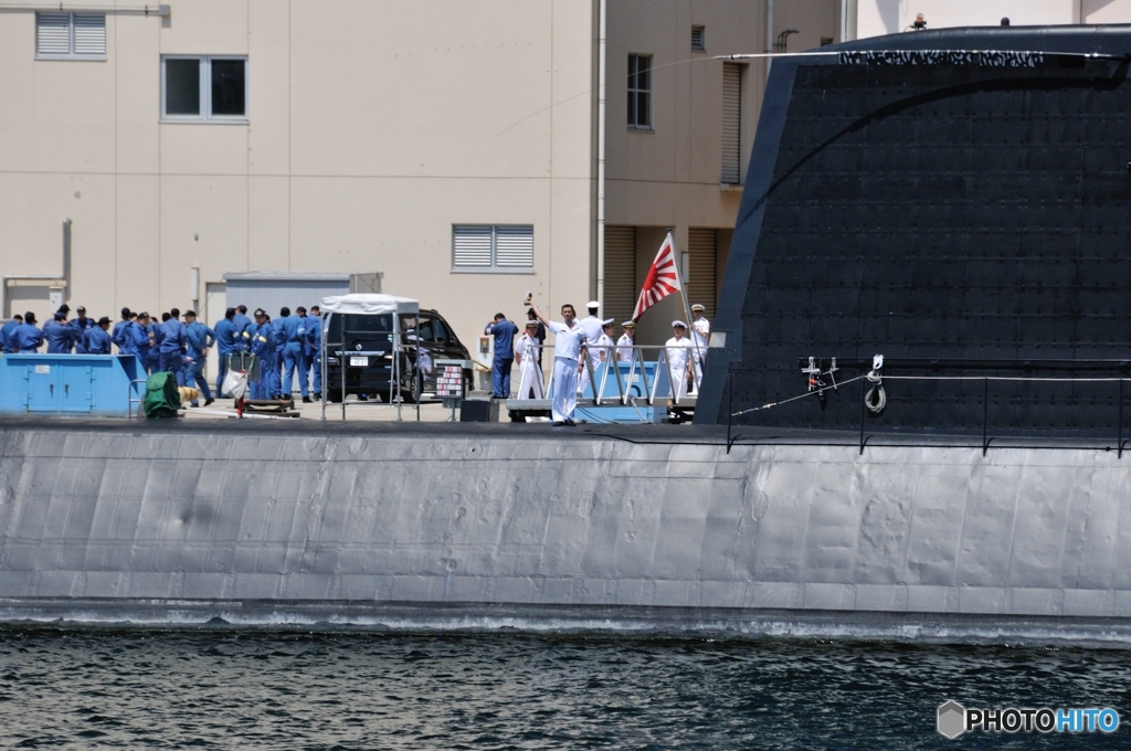 潜水艦上から帽ふれを頂きました。