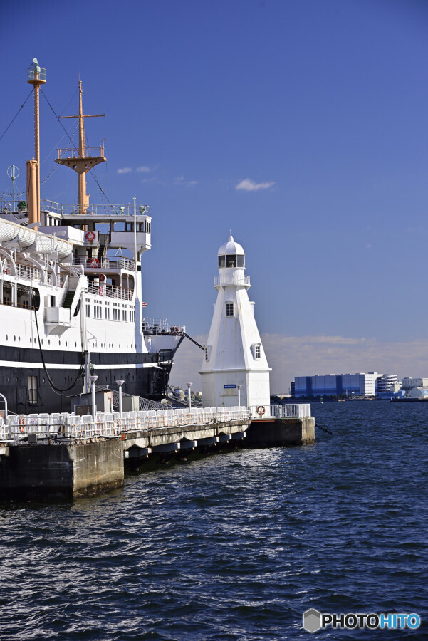 白灯台と氷川丸