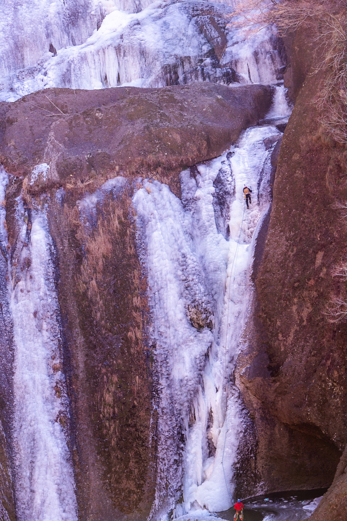 氷壁に取りつく