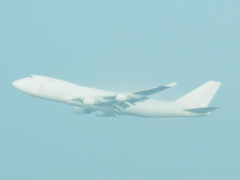 真っ白の貨物機⁉あ、アトラス航空か...