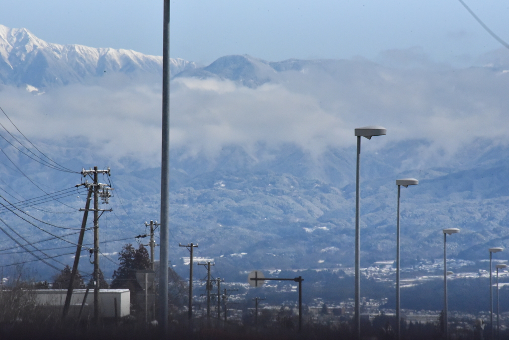 街と雪山