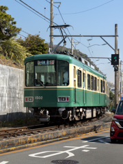 250302_ひな祭り表示の江ノ電
