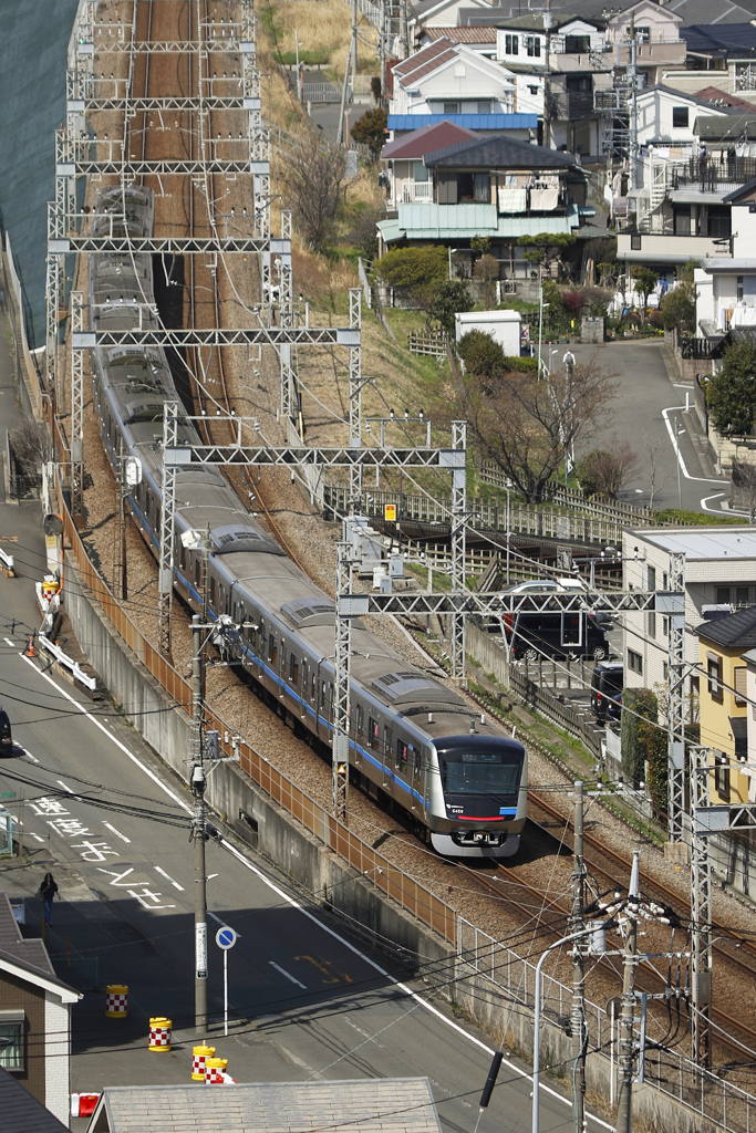 240330_藤沢本町駅近くの小田急電車