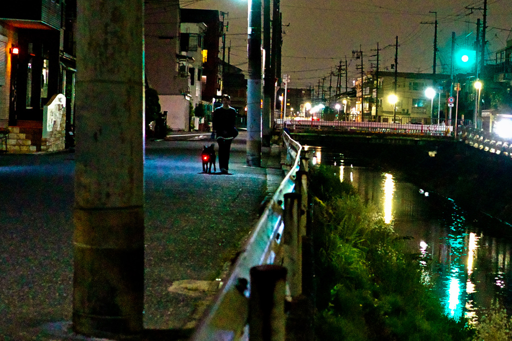 深夜の川のある下町