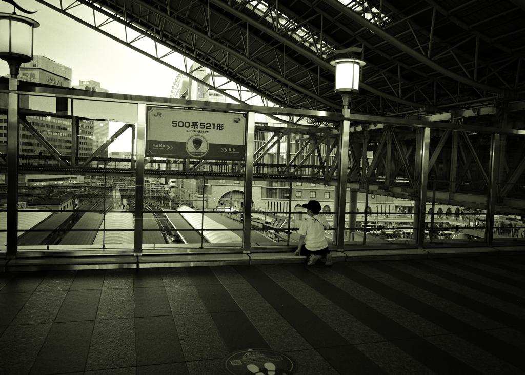 JR大阪駅　数年後は撮り鉄少年