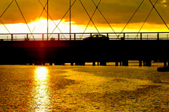 淀川にかかる道路橋の夕景