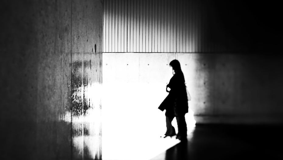 柱の向こうに消えていく