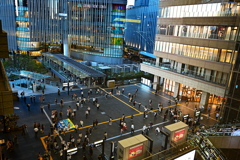薄暮のJR大阪駅ステーションシティ北側地上
