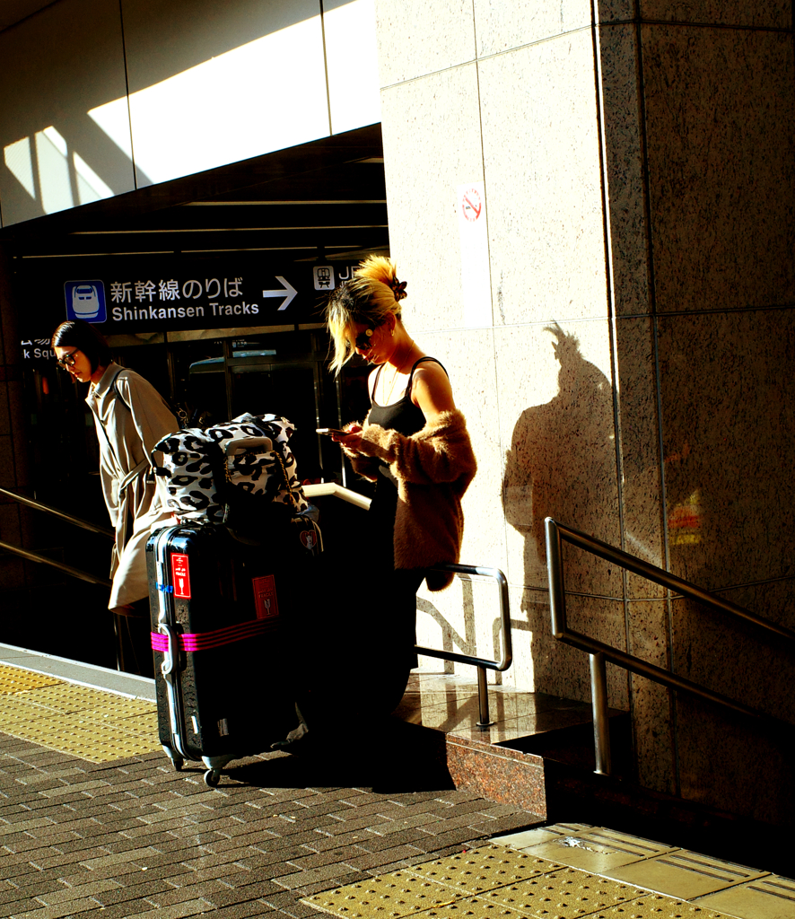 コートとタンクトップ