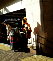 コートとタンクトップ