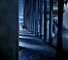 通路の女性 通路の女性