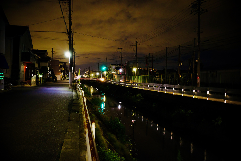 深夜の川のある下町②