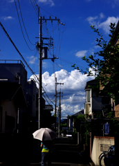 住宅街から見える夏雲