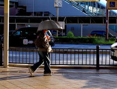秋の駅前4時30分