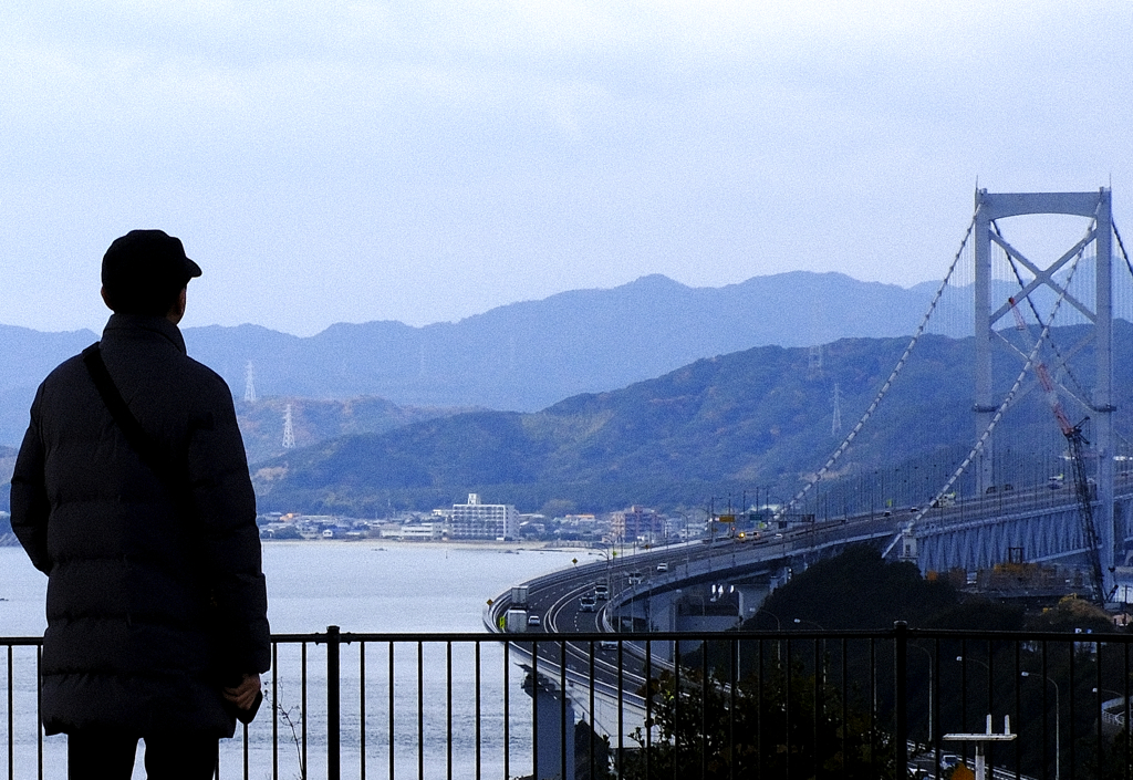 大鳴門橋と徳島方向を見つめるひと