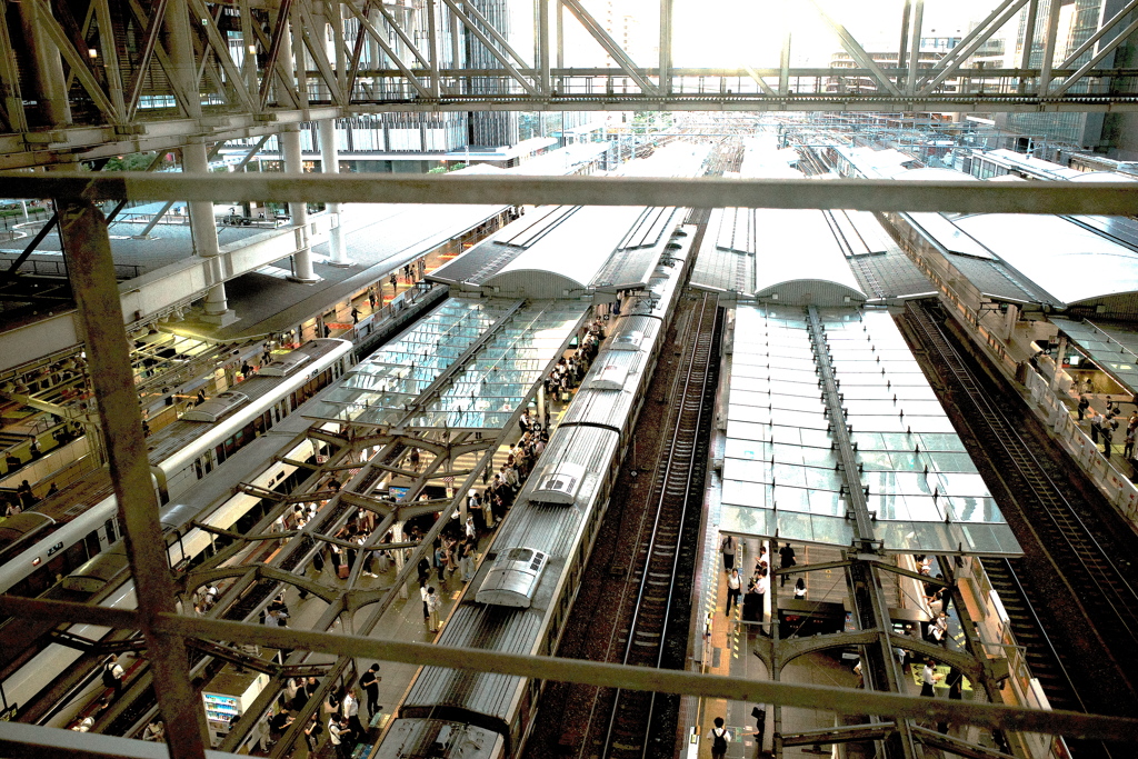 逆光のJR大阪駅を撮ってみた