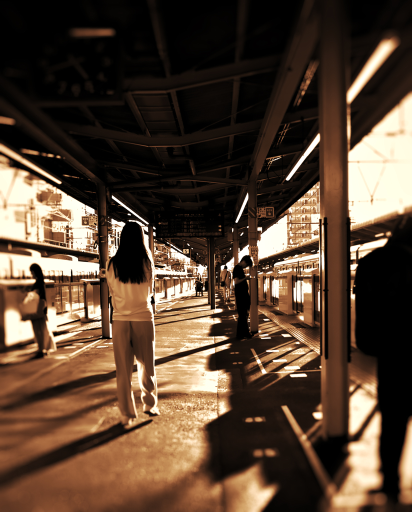 夕方ホームの女性