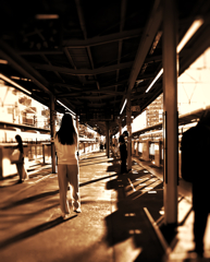 夕方ホームの女性