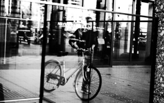 高層ビルのエントランス自転車乗り入れ