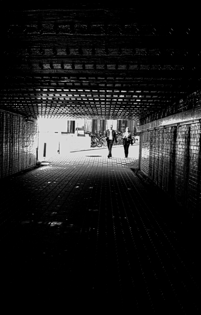 低いトンネルと外人