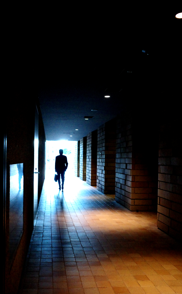 通路のビジネスマン