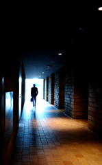 通路のビジネスマン