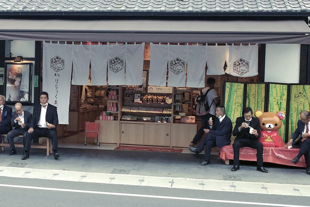 嵐山歩き疲れたおじさんグループのひと休み　スーツ姿で嵐山　謎のグループ