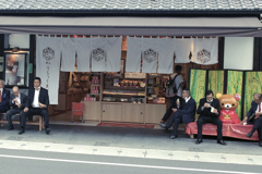 嵐山歩き疲れたおじさんグループのひと休み　スーツ姿で嵐山　謎のグループ