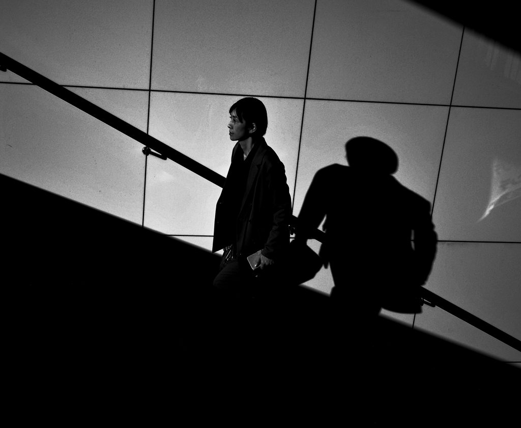 つきまとう怪しい影