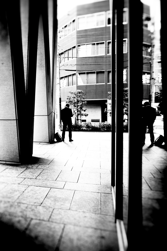 V字列柱回廊　電話の男