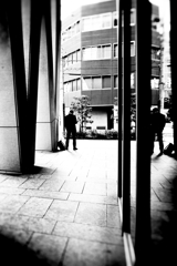 V字列柱回廊　電話の男