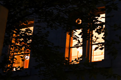 夜の中之島図書館　２階窓