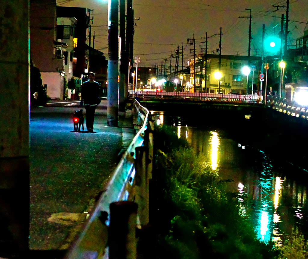 深夜の川のある下町