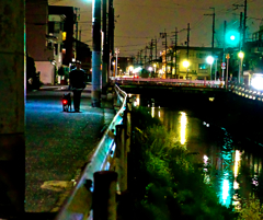 深夜の川のある下町