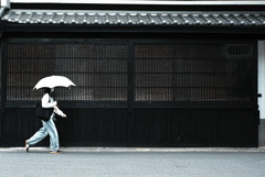 和風民家と白い日傘