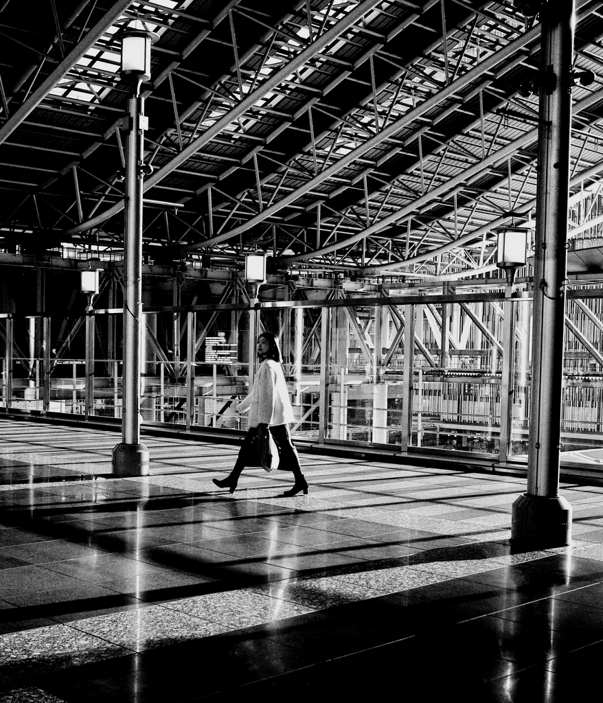 時空広場の女性