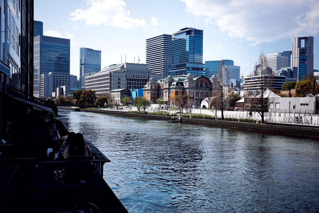 大阪北浜のリバーサイドカフェから中之島中央公会堂方向