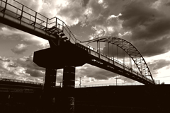 曇り空の水道橋